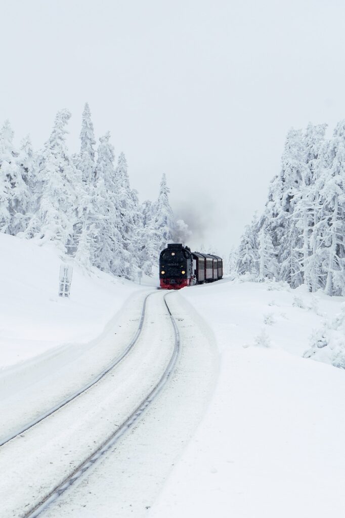 winter, train, travel-4521532.jpg